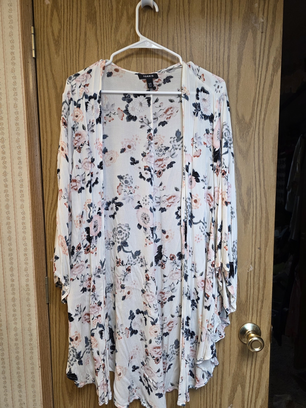 torrid Floral Open-Front Kimono in Blush, Navy and White